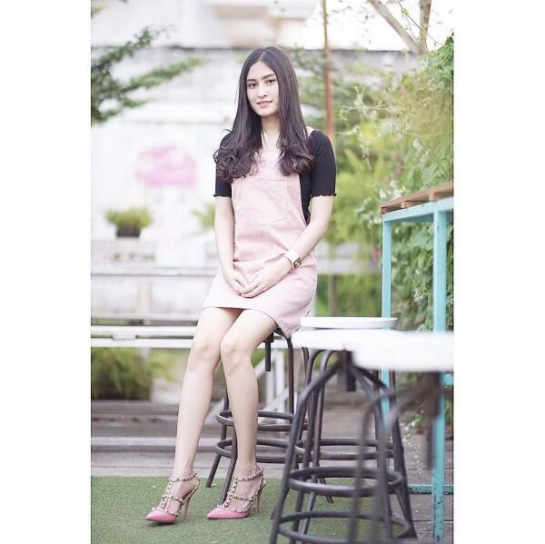 10 Outfit Simpel Elegan ala Angbeen Rishi, Calon Istri Adly Fairuz