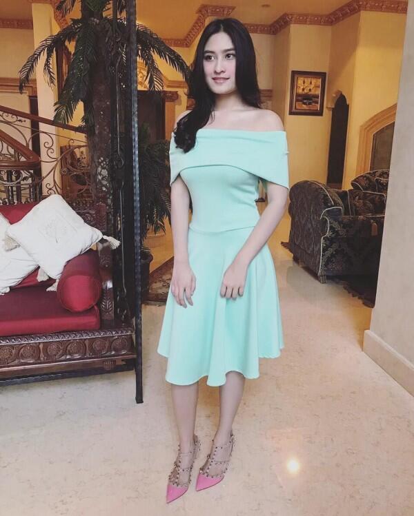 10 Outfit Simpel Elegan ala Angbeen Rishi, Calon Istri Adly Fairuz