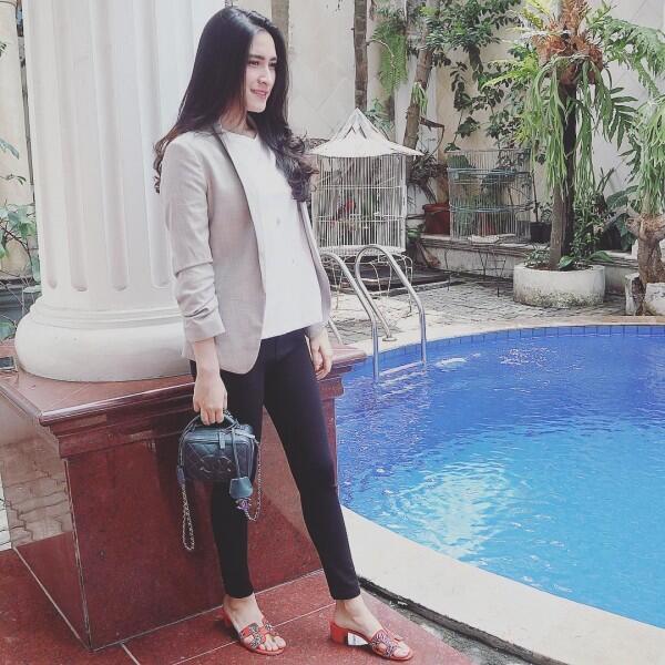 10 Outfit Simpel Elegan ala Angbeen Rishi, Calon Istri Adly Fairuz
