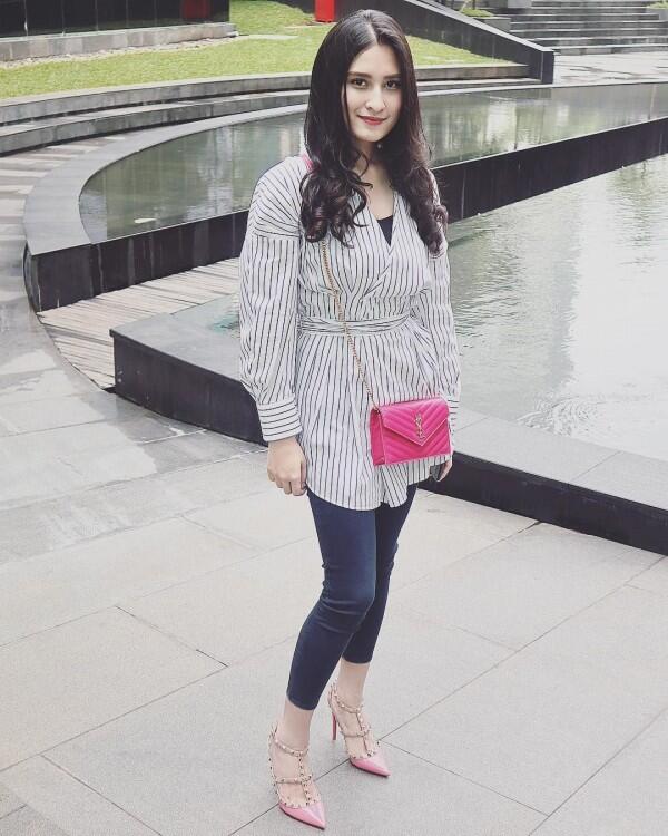 10 Outfit Simpel Elegan ala Angbeen Rishi, Calon Istri Adly Fairuz