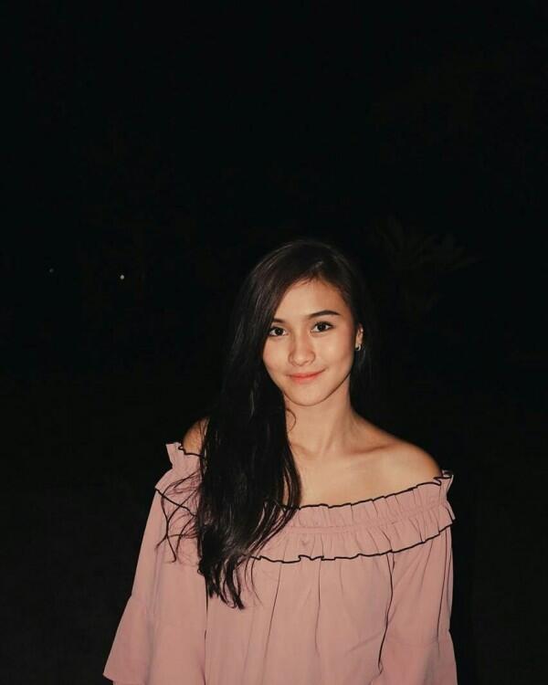 Kerap Tampil Anggun, Ini 10 Gaya Outfit Simpel ala Nadya Fricella