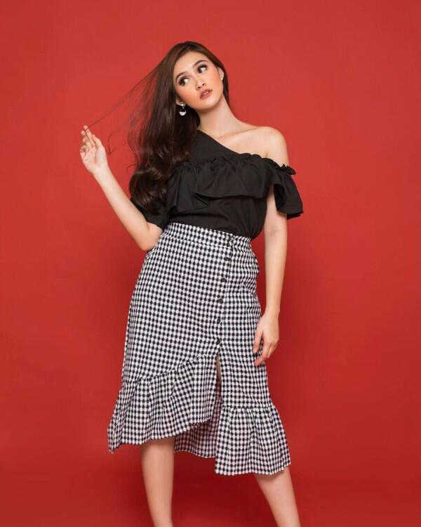 Kerap Tampil Anggun, Ini 10 Gaya Outfit Simpel ala Nadya Fricella