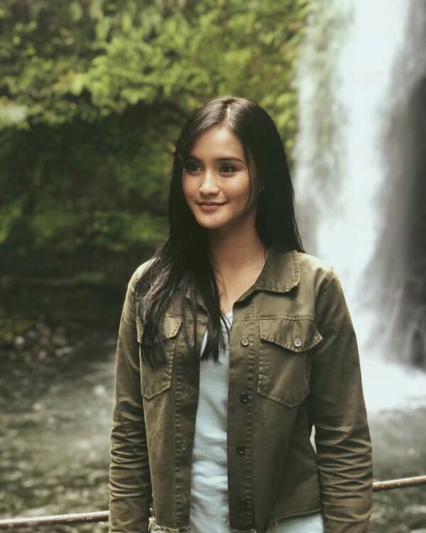 Kerap Tampil Anggun, Ini 10 Gaya Outfit Simpel ala Nadya Fricella