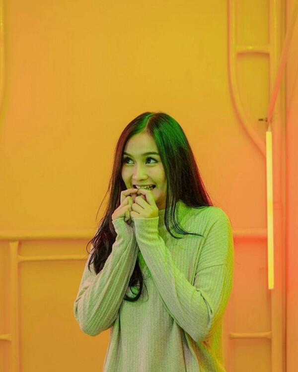 Kerap Tampil Anggun, Ini 10 Gaya Outfit Simpel ala Nadya Fricella