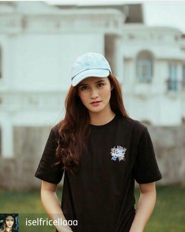 Kerap Tampil Anggun, Ini 10 Gaya Outfit Simpel ala Nadya Fricella