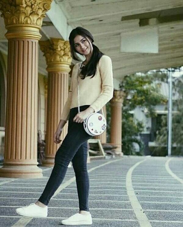 Kerap Tampil Anggun, Ini 10 Gaya Outfit Simpel ala Nadya Fricella
