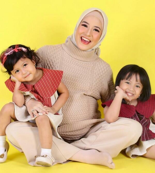 Jauh dari Gosip, Ini 10 Foto Bahagia Keluarga Desta yang Bikin Adem