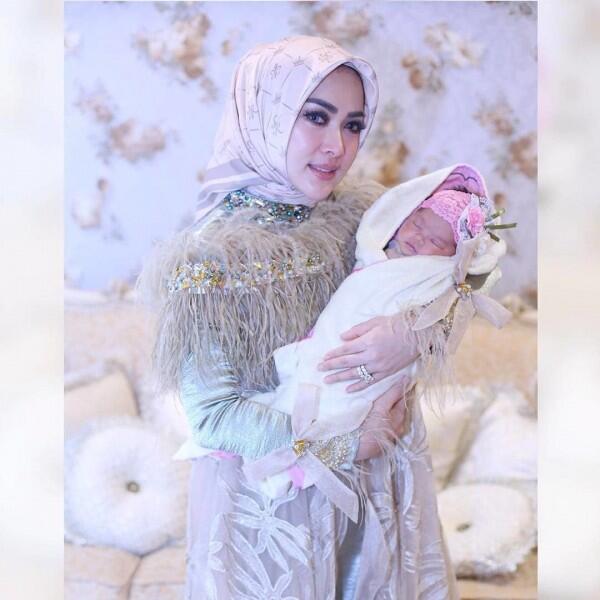 Digosipkan Bakal Menikah, 10 Potret Syahrini Bareng Anak Kecil