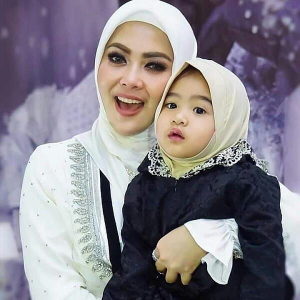 Digosipkan Bakal Menikah, 10 Potret Syahrini Bareng Anak Kecil