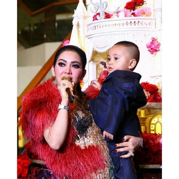 Digosipkan Bakal Menikah, 10 Potret Syahrini Bareng Anak Kecil