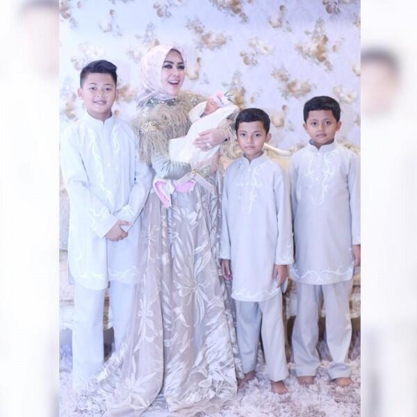 Digosipkan Bakal Menikah, 10 Potret Syahrini Bareng Anak Kecil