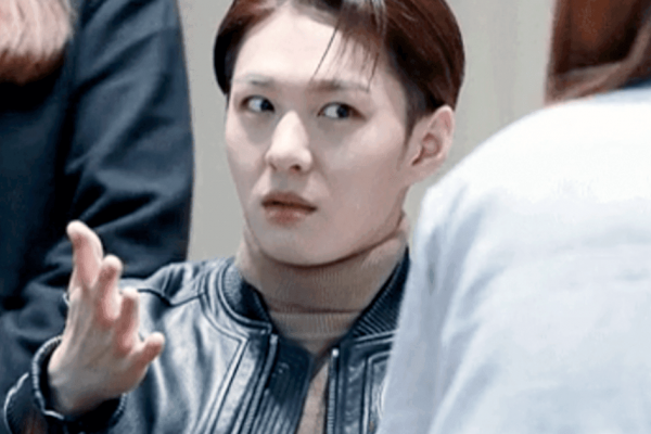 Bikin Canggung! 10 Idol Kpop Ini Diabaikan Penggemar Saat Fans Service