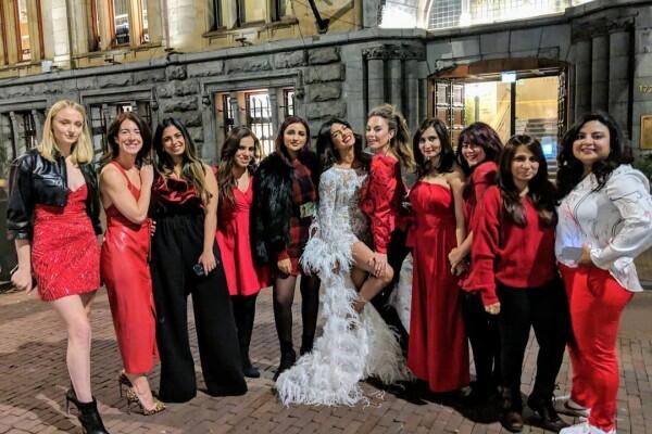 13 Foto Ini Buktikan Pertemanan Priyanka Chopra Memang Luas