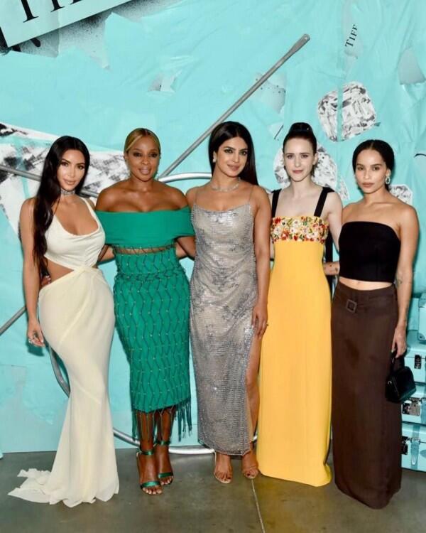 13 Foto Ini Buktikan Pertemanan Priyanka Chopra Memang Luas