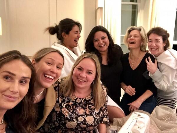 13 Foto Ini Buktikan Pertemanan Priyanka Chopra Memang Luas
