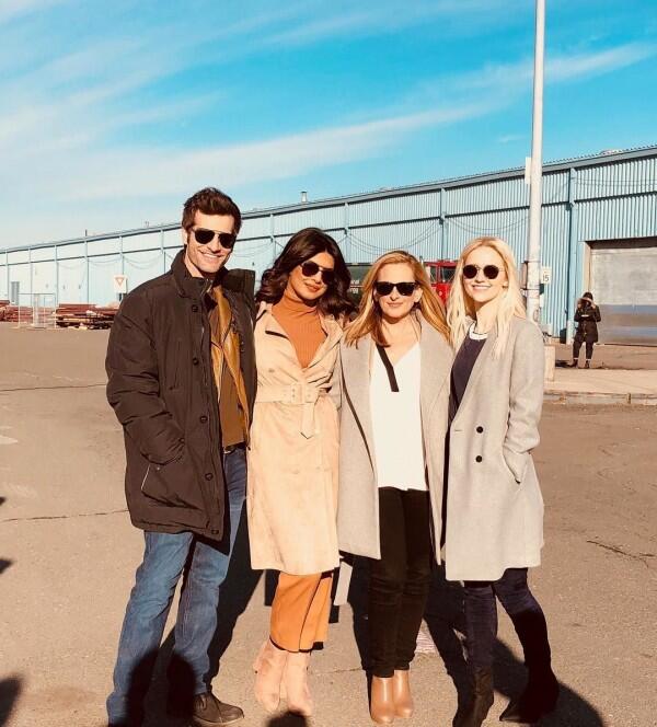 13 Foto Ini Buktikan Pertemanan Priyanka Chopra Memang Luas