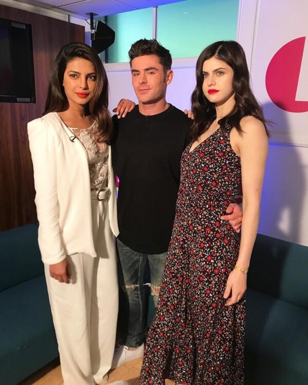 13 Foto Ini Buktikan Pertemanan Priyanka Chopra Memang Luas