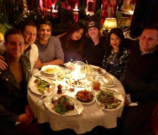 13 Foto Ini Buktikan Pertemanan Priyanka Chopra Memang Luas