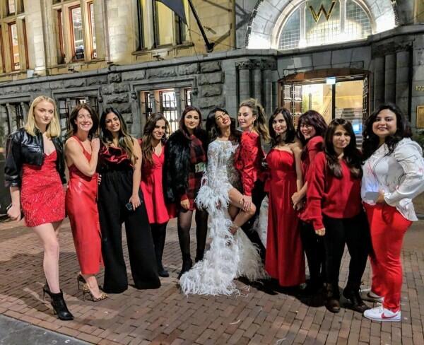 13 Foto Ini Buktikan Pertemanan Priyanka Chopra Memang Luas