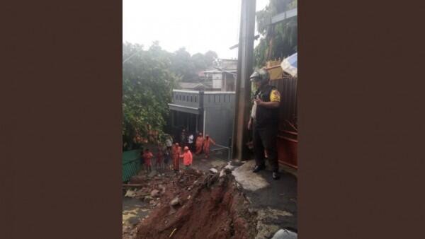 Hujan Deras, Rumah di Pasar Rebo Terkena Longsor