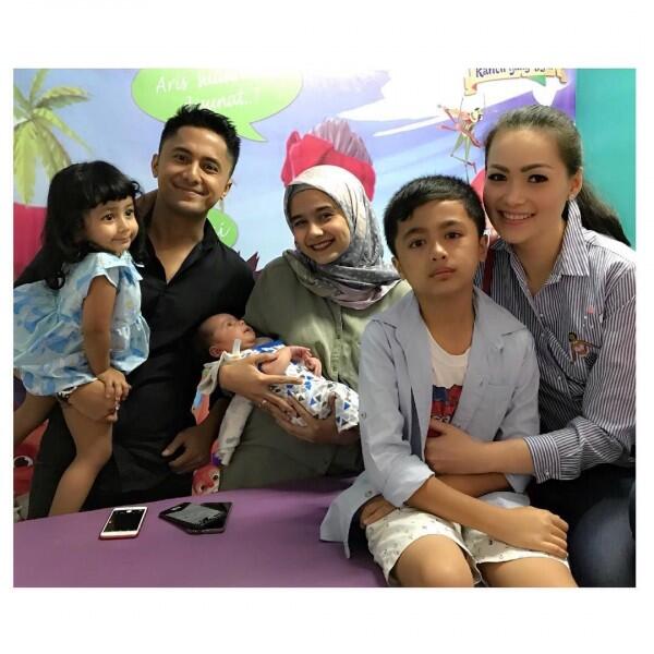 10 Artis Indonesia yang Bercerai Saat Usia Anaknya Masih Kecil