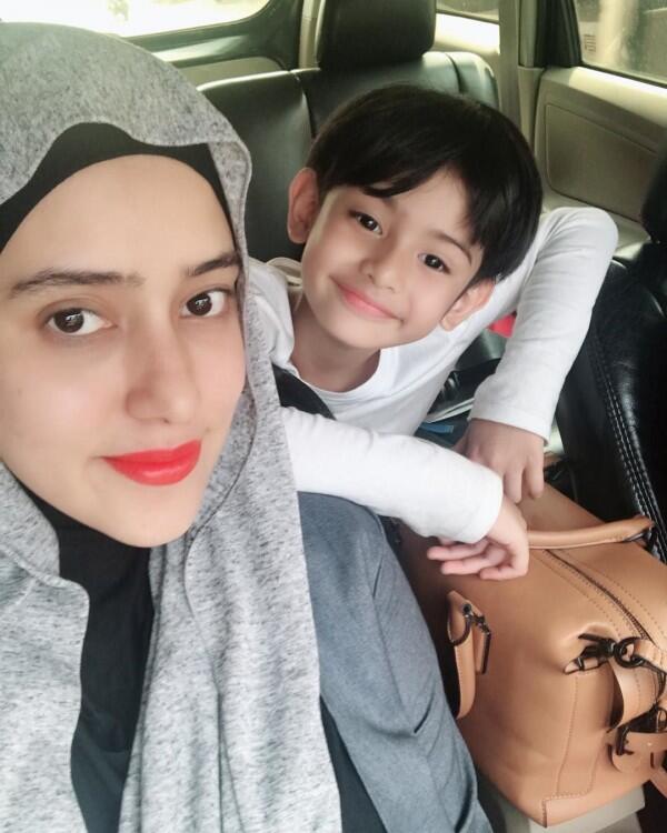 10 Artis Indonesia yang Bercerai Saat Usia Anaknya Masih Kecil