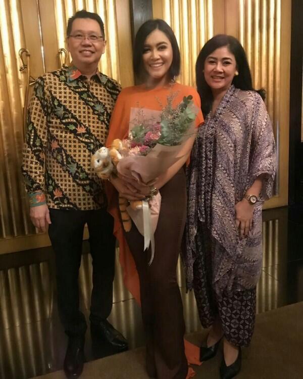 Dijuluki The Best Mom, Ini 10 Penampilan Denada yang Cetar Banget!