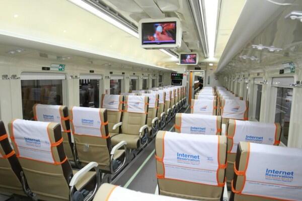 6 Tips Naik Kereta Api Kelas Ekonomi Premium dengan Nyaman