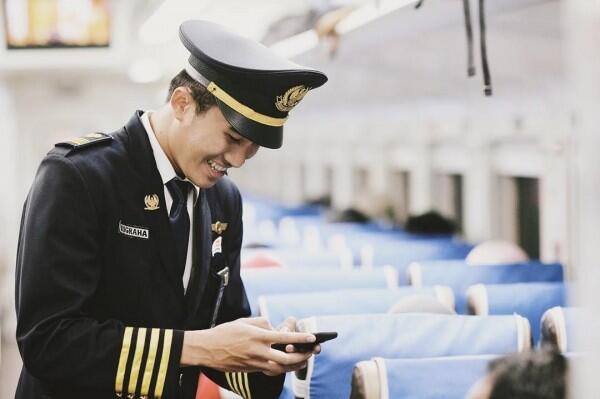 6 Tips Naik Kereta Api Kelas Ekonomi Premium dengan Nyaman