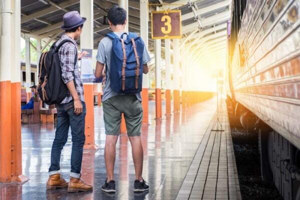 6 Tips Naik Kereta Api Kelas Ekonomi Premium dengan Nyaman
