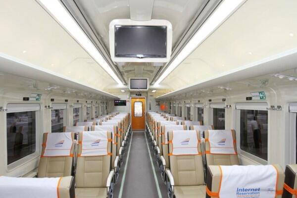 6 Tips Naik Kereta Api Kelas Ekonomi Premium dengan Nyaman