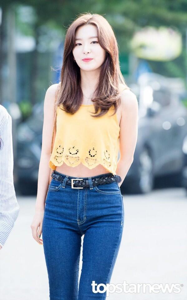 11 Mix Match Jeans Ala Seulgi Red Velvet yang Gak Ribet, Effortless!