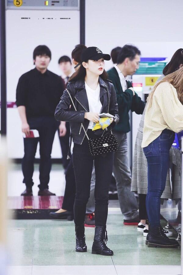 11 Mix Match Jeans Ala Seulgi Red Velvet yang Gak Ribet, Effortless!