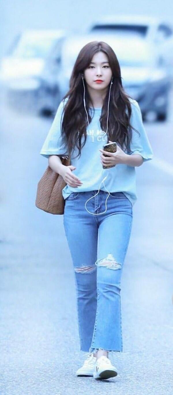 11 Mix Match Jeans Ala Seulgi Red Velvet yang Gak Ribet, Effortless!