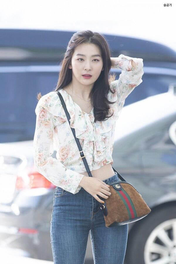 11 Mix Match Jeans Ala Seulgi Red Velvet yang Gak Ribet, Effortless!