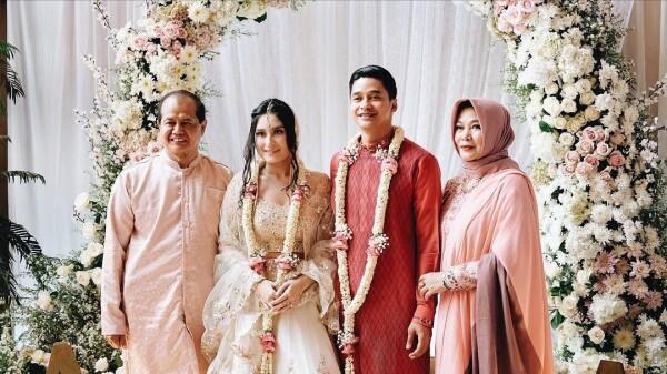 12 Gaya Tunangan Adly Fayruz & Angbeen Rishi, Unik Pakai Adat India