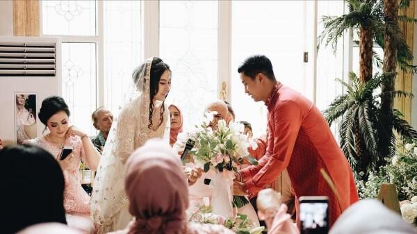 12 Gaya Tunangan Adly Fayruz & Angbeen Rishi, Unik Pakai Adat India