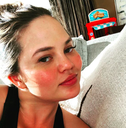 Duh, Chrissy Teigen Tak Suka Mencuci Wajah