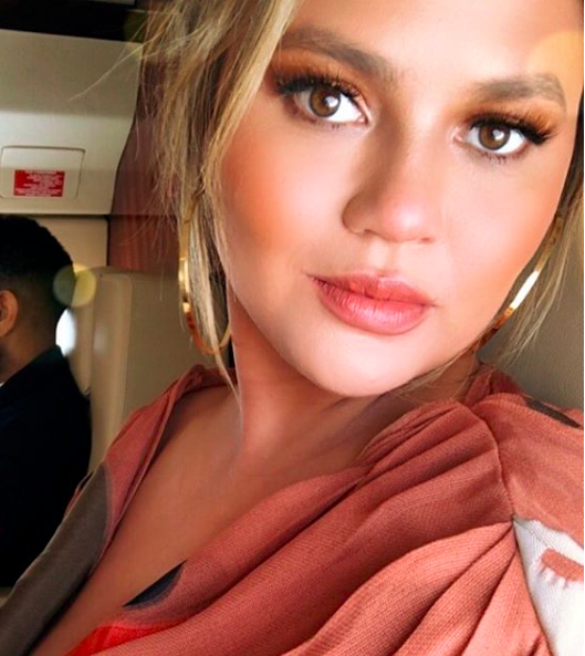 Duh, Chrissy Teigen Tak Suka Mencuci Wajah