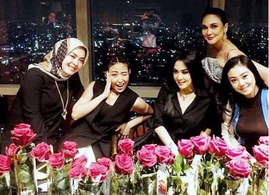 Reino Barack Bilang Luna Maya-Syahrini Nggak Temenan! Faktanya Beda Banget