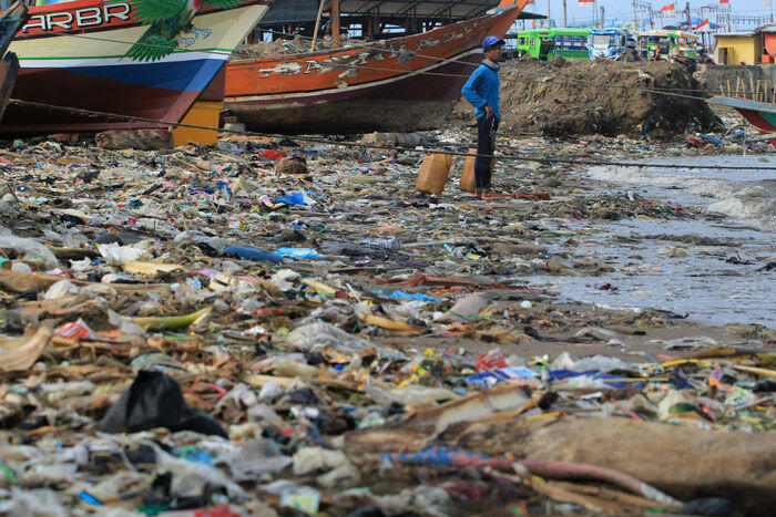 Rumitnya membatasi sampah plastik