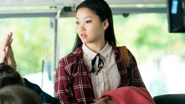 7 Outfit Kece 'Lara Jean' Ini Bisa Jadi Inspirasi Fashion Buat Cewek