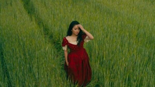 7 Outfit Kece 'Lara Jean' Ini Bisa Jadi Inspirasi Fashion Buat Cewek