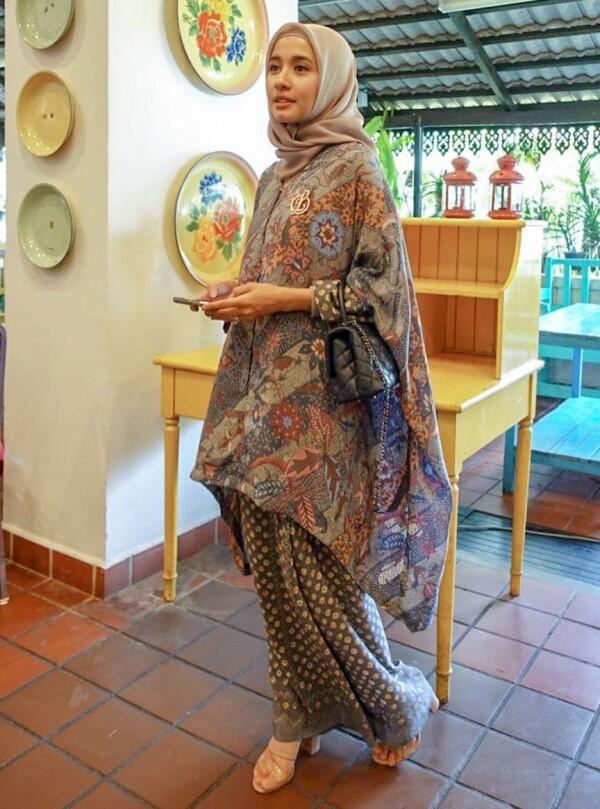 Kasual hingga Formal, 10 Ide Gaya OOTD Hijab ala Laudya Cynthia Bella