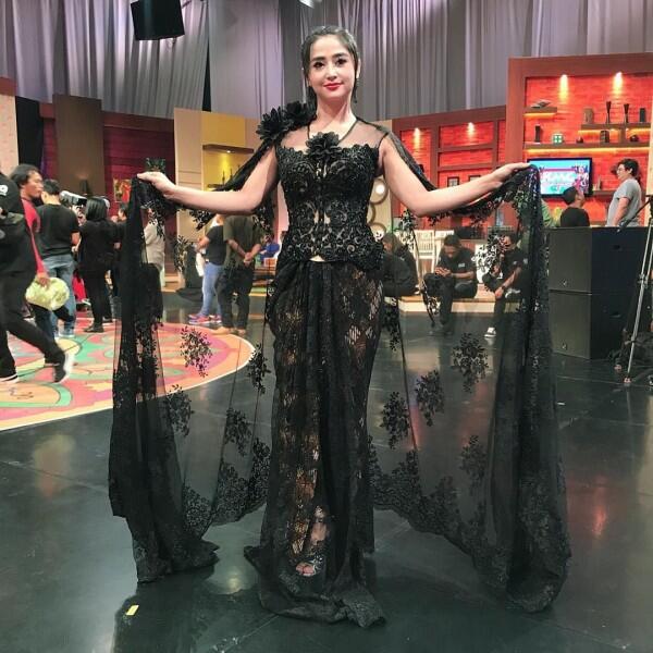 10 Adu Gaya Kebaya Artis Dangdut, Kasual sampai Mewah Penuh Payet!