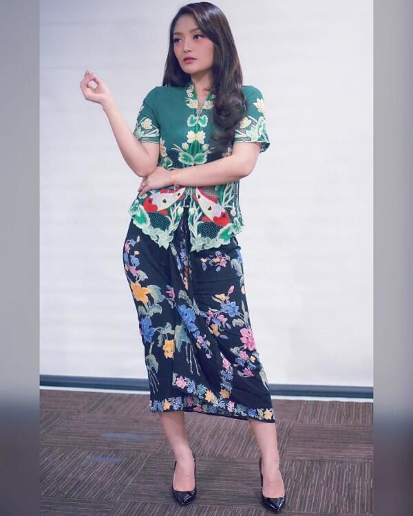 10 Adu Gaya Kebaya Artis Dangdut, Kasual sampai Mewah Penuh Payet!
