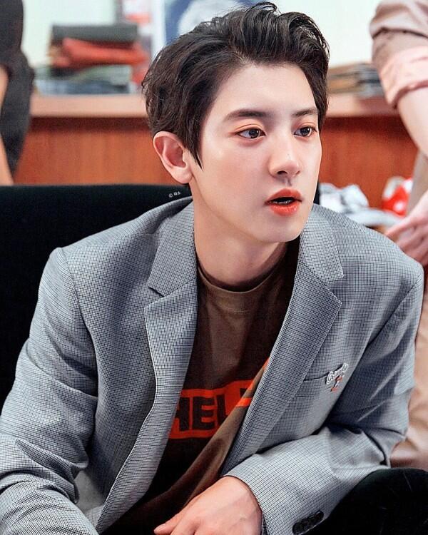 Genap 27 Tahun, 10 Potret Chanyeol EXO yang Makin Matang