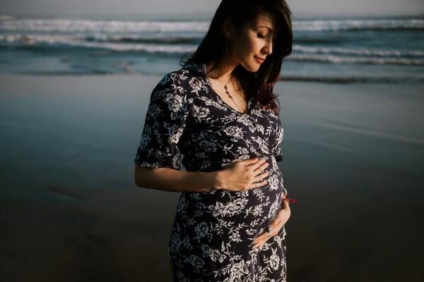 Tanpa Fotografer Andal, 10 Ide Maternity Shoot Ini Mudah Kamu Tiru