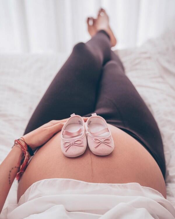 Tanpa Fotografer Andal, 10 Ide Maternity Shoot Ini Mudah Kamu Tiru