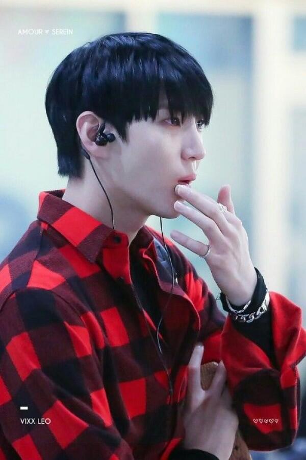 10 Idol KPop Cowok Ini Punya Tangan Super Indah Seperti Wajahnya
